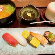お寿司(5貫)
うどん(ハーフ)
茶碗蒸し
小鉢
(季節により異なります)