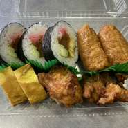 ランチタイム（１１：００～１４：００）
お寿司・惣菜のセット（日替わりメニューとなります）
400円～　
（写真は一例です）