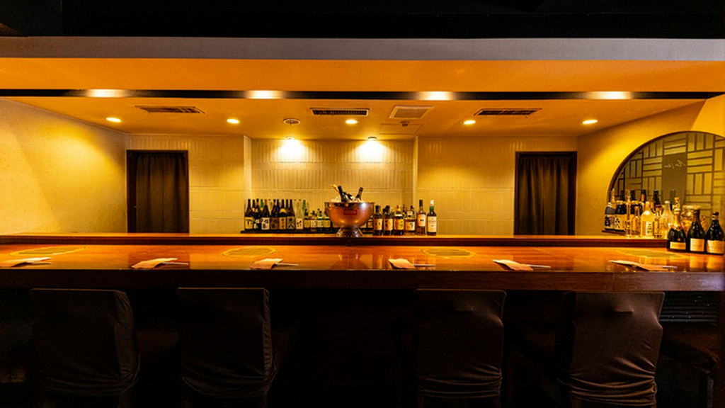 ブラウンとホワイトを基調としたシックな店内