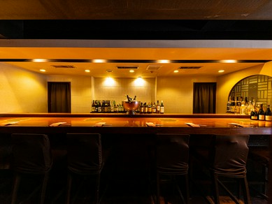 ブラウンとホワイトを基調としたシックな店内