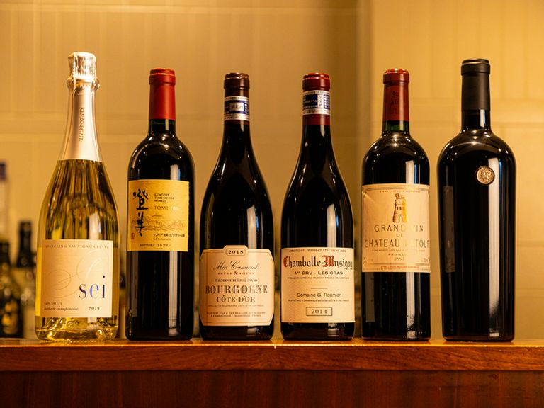 バラエティー豊かな銘柄がずらりと揃う、専用のワインリスト