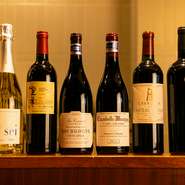 店長がセレクトするワインはフランス産が中心です。選ぶ基準となるのは、つくり手である醸造家の思い。5代シャトーのようなプレミアムなものや希少な銘柄も揃い、ワイン通も喜ぶラインナップとなっています。
