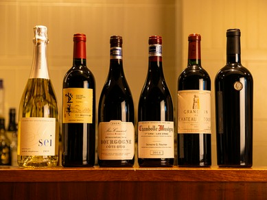 バラエティー豊かな銘柄がずらりと揃う、専用のワインリスト