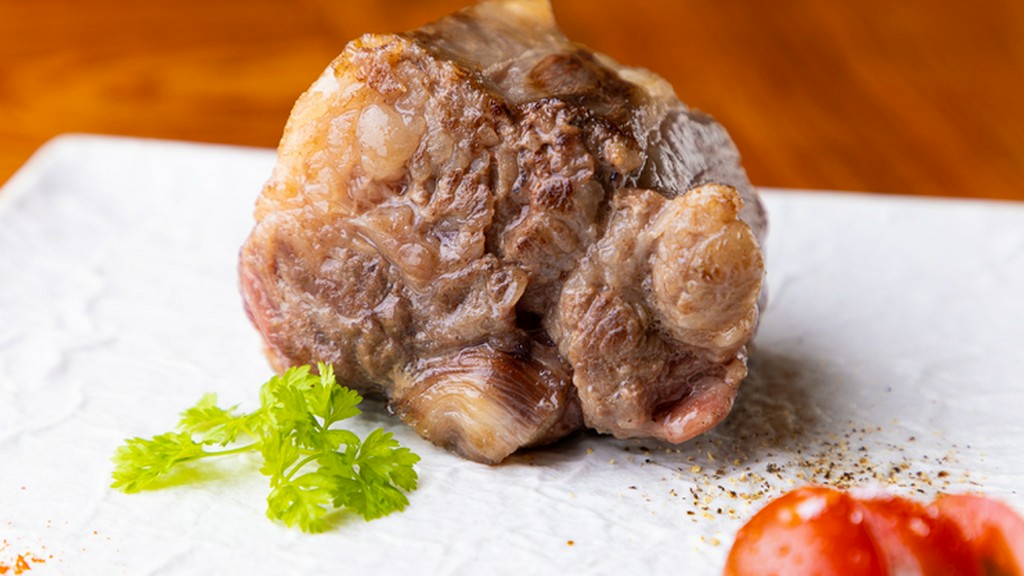 焼肉を味わう前のスターターとして、ぜひ楽しみたい『和牛霜降りテールの塩焼き』