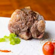 柔らかくしたテールに、塩を振って焼き上げた大人気メニューです。一人一皿が必須。ビールとの相性が抜群で、突き出しのような感覚で味わう常連客も多いそうです。