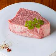 程よく脂を落としながら焼き上げるのも、網焼きならでは。一塊が130g前後あり、ステーキとして味わえるボリューム感もこだわりのポイントです。カウンターでは絶妙な焼き加減をスタッフが見守ります。