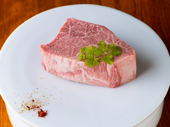 肉の旨みや口の中でとろけるような柔らかさを満喫できる、希少部位『シャトーブリアン』