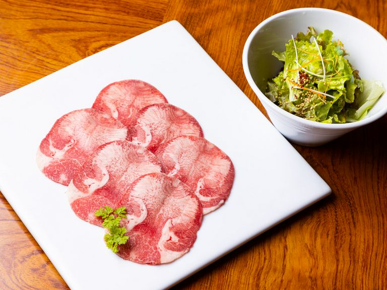 おいしさを昇華する絶好の組み合わせ『和牛塩焼きタン&韓国サラダ』
