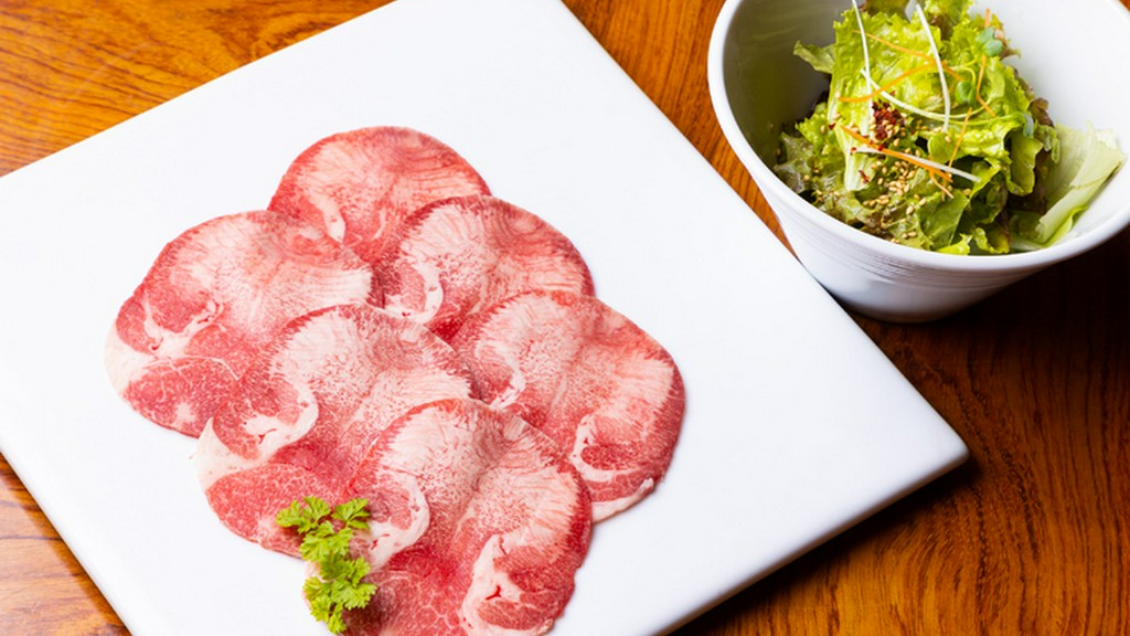 おいしさを昇華する絶好の組み合わせ『和牛塩焼きタン＆韓国サラダ』