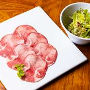 焼き上がったタンでくるっとサラダを巻くのが、食通に浸透している味わい方です。『韓国サラダ』は野菜をたっぷりと取れる上に、タンの脂っぽさも中和してくれます。