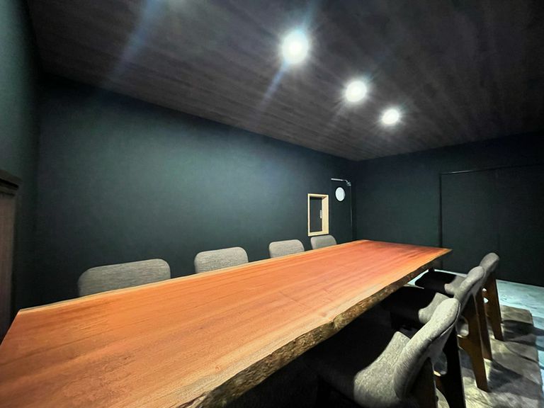 シックなテーブル席による完全個室を新設。