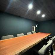 新たに設けた黒を基調とした8名様用の椅子席。
白を基調とした10名様用の掘りごたつ。
いずれもゆったりと落ち着ける完全個室です。

※個室料としてコースの10%を頂戴しております。