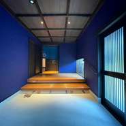 白を基調とした掘りごたつ。黒を基調とした椅子席。
直線で構成したバーカウンターの３つが御座います。