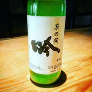 最北端、北海道は増毛町の漁師の酒。生酒特有の上澄み（清酒）とシェイクした濁酒の二通りをセットで。