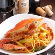 真っ赤なパスタを抱える蟹に目を奪われる豪快な逸品。濃厚な蟹の旨味にフレッシュなトマトの甘みと酸味が相まった豊かな味わいが広がります。