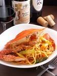 真っ赤なパスタを抱える蟹に目を奪われる豪快な逸品。濃厚な蟹の旨味にフレッシュなトマトの甘みと酸味が相まった豊かな味わいが広がります。