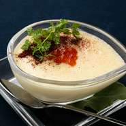 アメリケーヌソースやアーモンドプードルを使った複雑な味わいの墨煮と、マスカルポーネを使ったジャガイモのポタージュをティラミスに見立て、可愛く仕上げました。