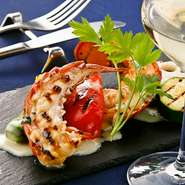 殻ごとグリルしたオマール海老は香ばしく、魚介との相性バッチリなベルモットソースと共に…