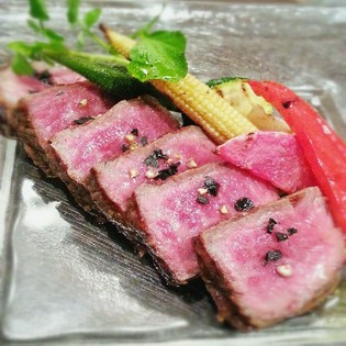 『国産A5等級黒毛和牛モモ肉のタリアータ　炭の香りのソルトで』