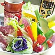 能登野菜をふんだんに使用した人気の『バーニャカウダー』には、普段あまり口にしない野菜も取り入れてます。また、魚介類は毎朝自ら築地まで出向き、新鮮なものを厳選吟味して買い付けています。