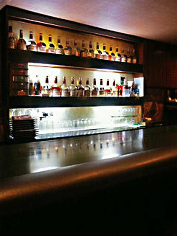 カウンター奥にはボトルが並ぶ