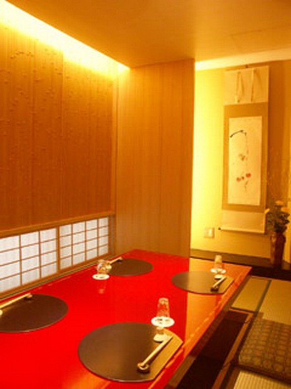 【掘りごたつ】　２Ｆの掘りごたつ席は≪接待≫にも好評