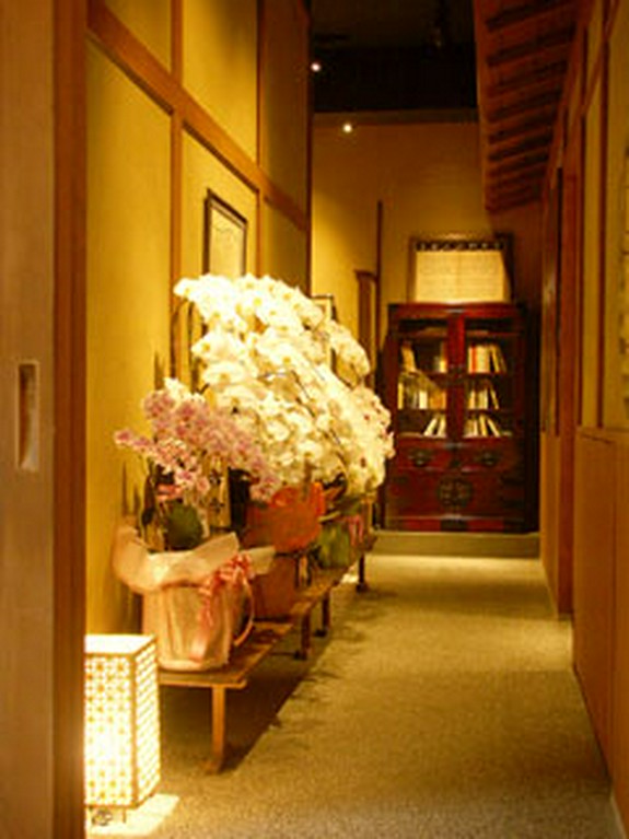 「和」と「モダン」が調和した落ち着いた店内