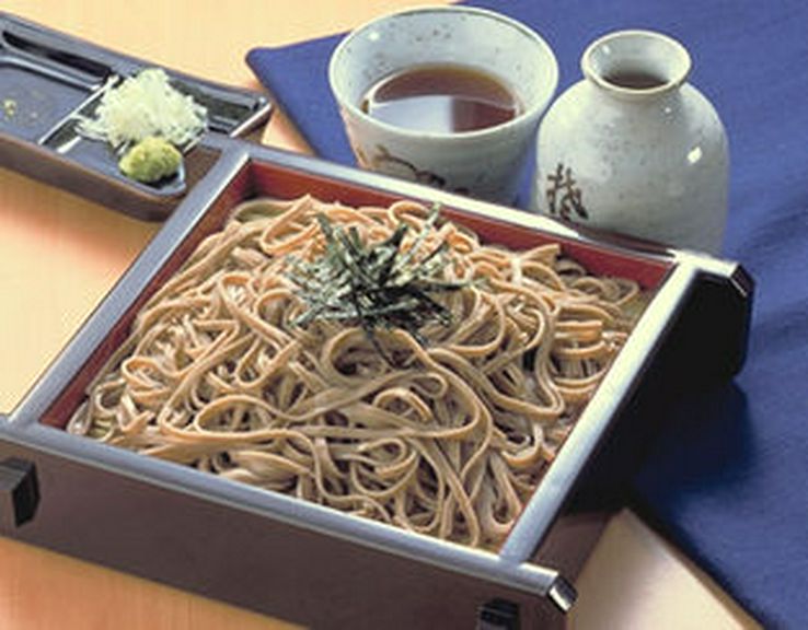 蓼科高原産玄そばの、挽きぐるみ粉(全層粉)使用