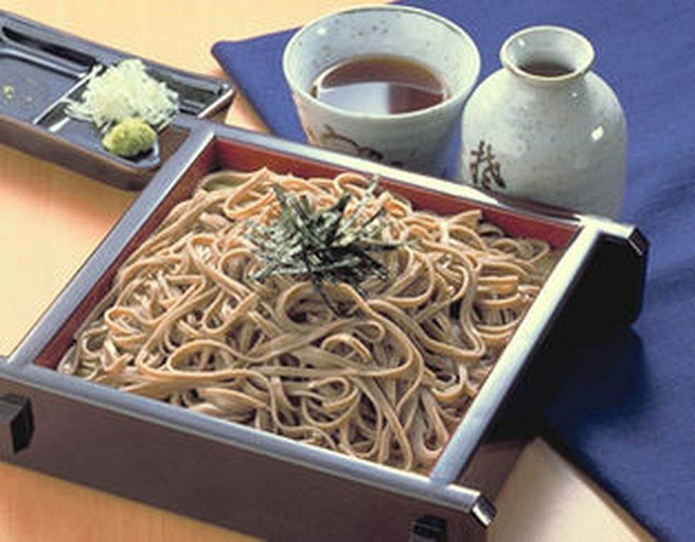 蓼科高原産玄そばの、挽きぐるみ粉（全層粉）使用