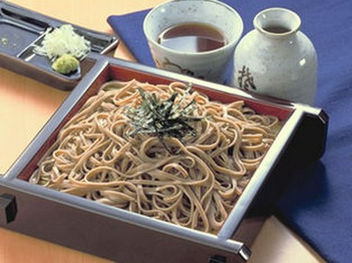 蓼科高原産玄そばの、挽きぐるみ粉（全層粉）使用