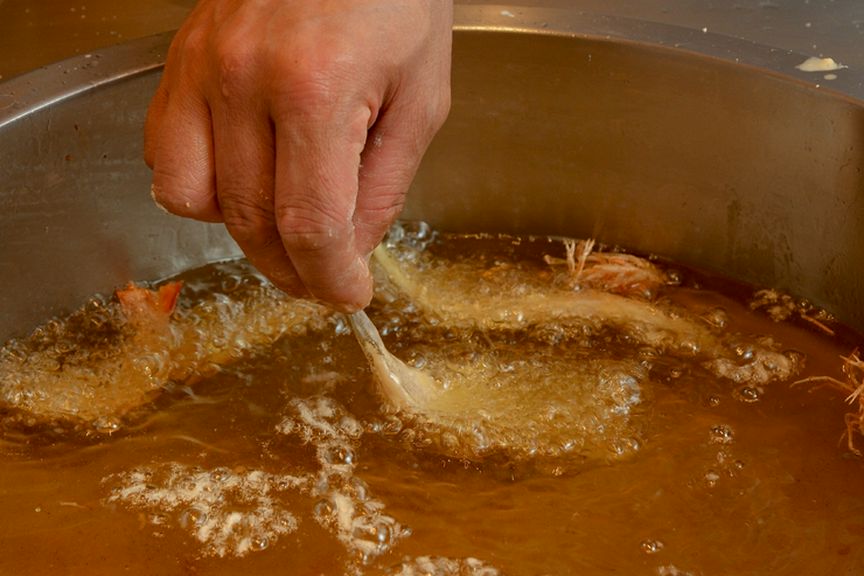 天ぷらカウンターでは旬の素材を揚げたてでご提供いたします