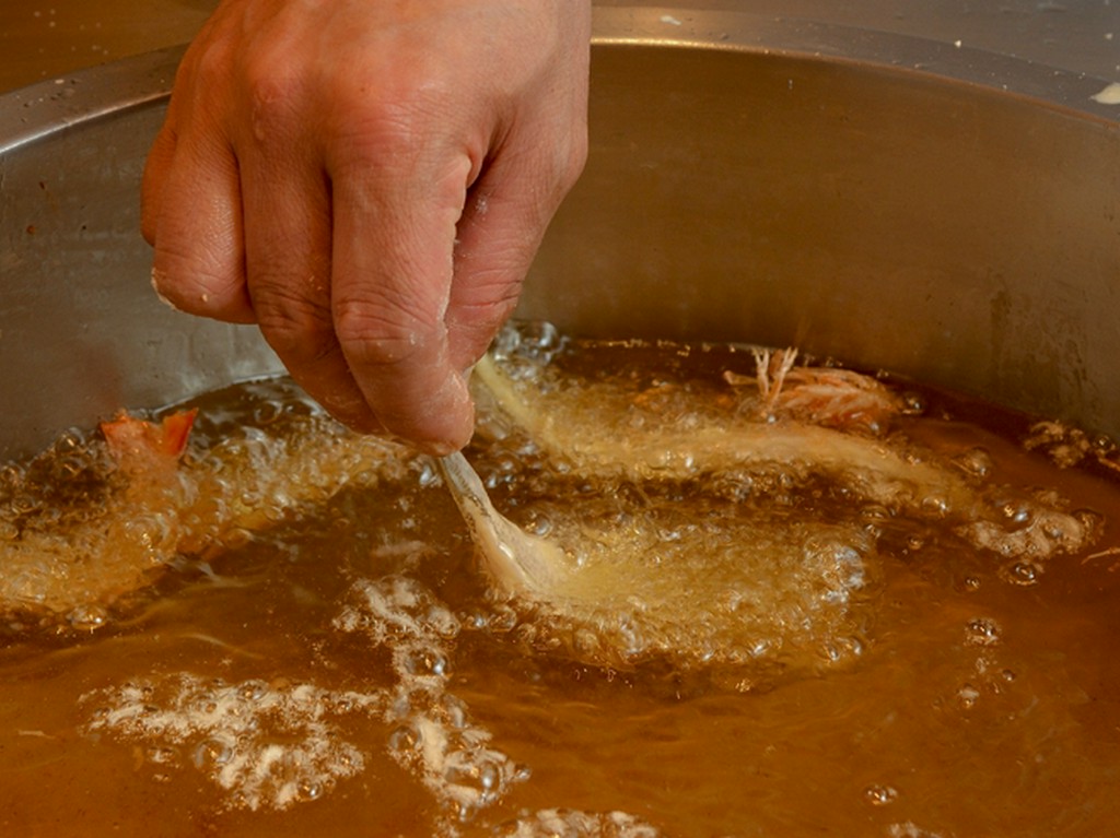 天ぷらカウンターでは旬の素材を揚げたてでご提供いたします