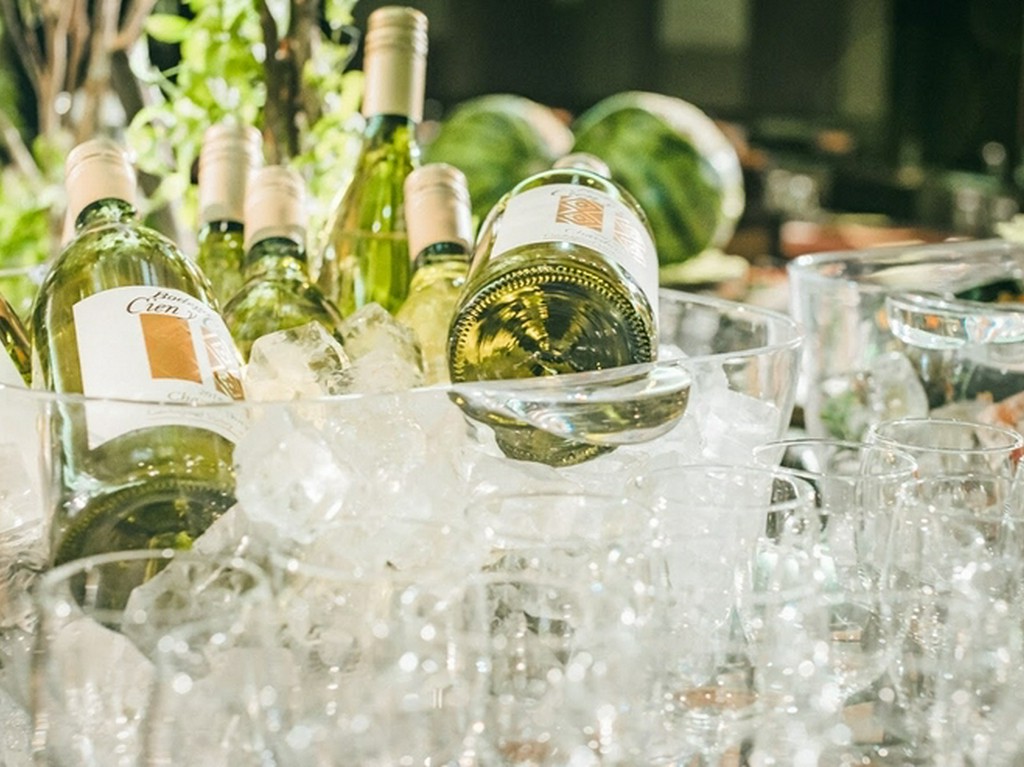 17時からはワインバーとなり、グラス600円～とお手軽な料金で