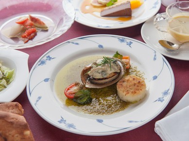 食前酒のビールと、気軽に味わえるフランス料理を堪能して…