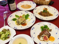 フォアグラ、あわびなど高級食材を盛り込んだシェフお勧めコース料理です