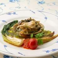 火を通すことでやわらかさと甘みを増すアワビ。生とは全く違う食感を味を楽しむことができます。バターと香草、ニンニクを効かせたブルゴーニュ風ソースが、アワビのおいしさを一層引き立ててくれる逸品です。