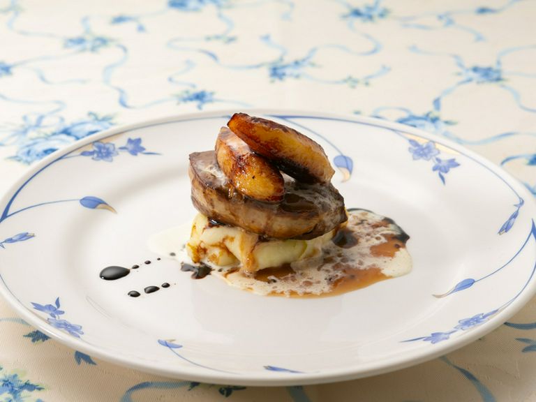 フォアグラの食感に合わせたじゃが芋のスフレ。甘酸っぱいりんごのソースでいただく『フォアグラのポアレ』