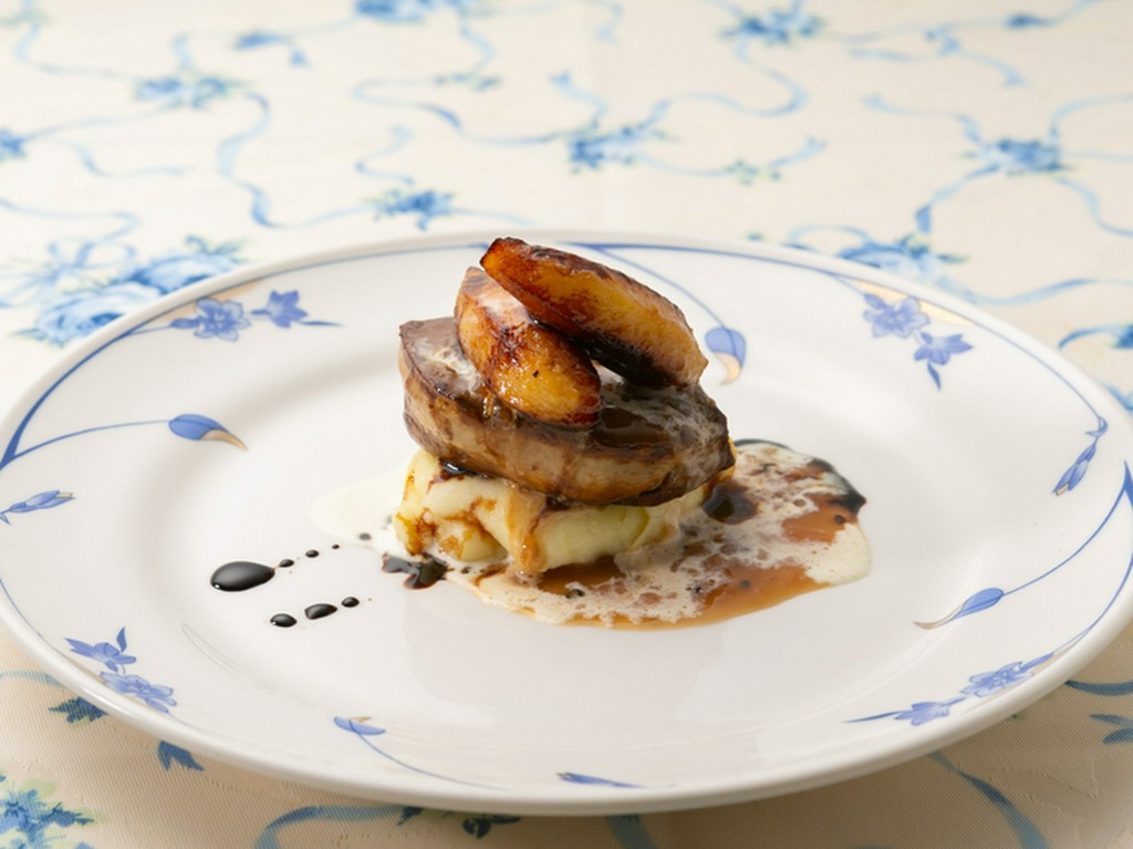 フォアグラの食感に合わせたじゃが芋のスフレ。甘酸っぱいりんごのソースでいただく『フォアグラのポアレ』