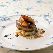 なめらかな舌触りと濃厚な旨みが溢れるフォアグラ。ふんわりと仕上げられたじゃが芋のスフレと一緒にいただきます。フォアグラの脂を吸ったじゃが芋のスフレはおいしさアップ。酸味の効いたソースともよく合います。