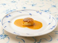 ホタテと甘海老、異なる甘さが織りなす味のハーモニーを楽しめる『ホタテ貝のスフレ　甘海老のソース』