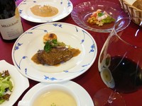 アミューズ・オードブル・スープ・魚料理または肉料理・パン・サラダ・デザート・コーヒー