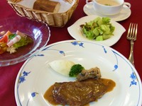 アミューズ・スープ・ステーキ・パン・サラダデザート・コーヒ