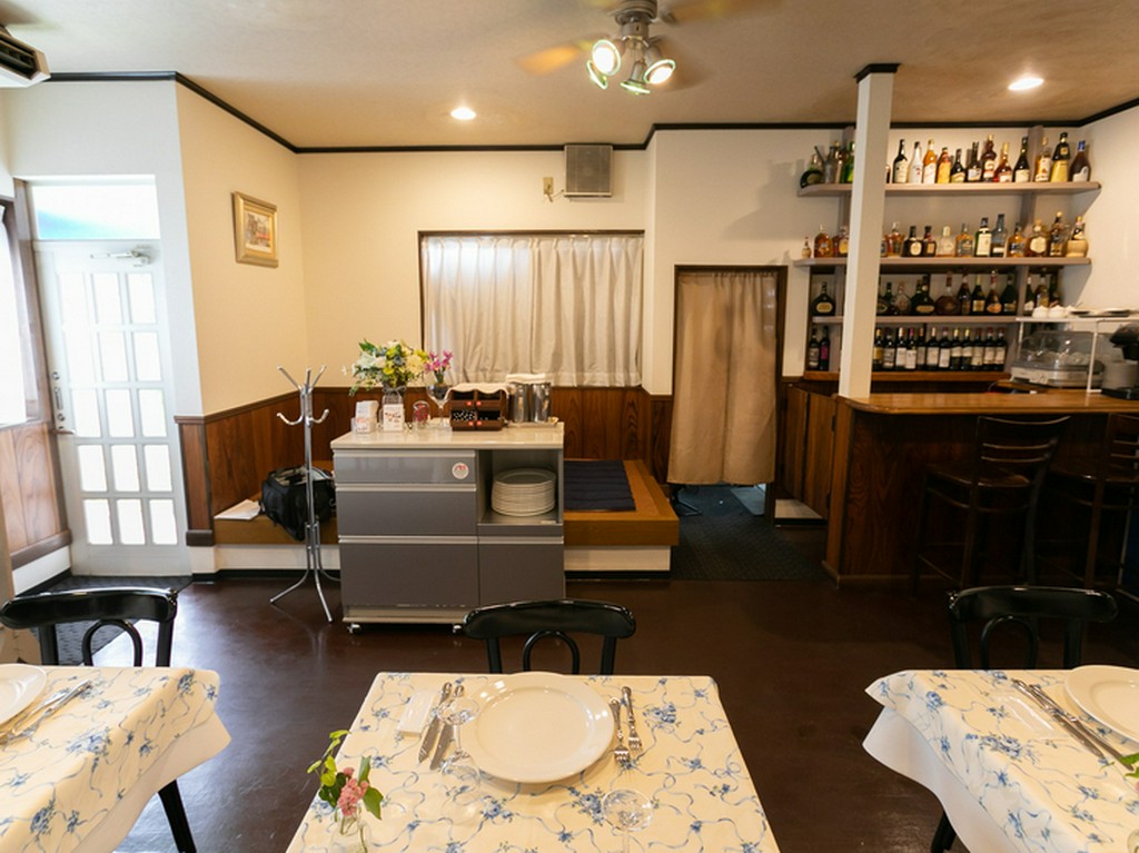 白を基調にした明るい店内。ゆっくり食事が楽しめる空間