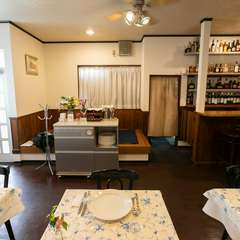 白を基調にした明るい店内。ゆっくり食事が楽しめる空間