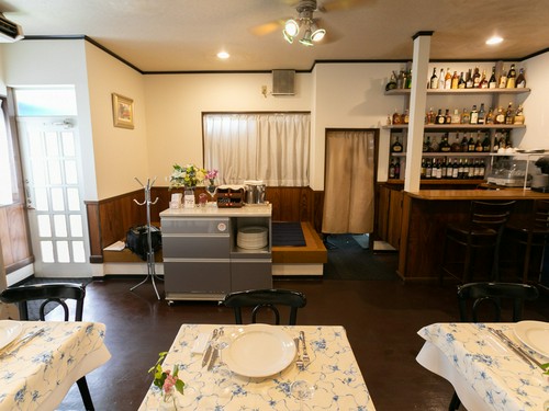 白を基調にした明るい店内。ゆっくり食事が楽しめる空間