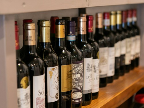 コースに合わせて楽しみたいワイン。多彩な銘柄がラインナップ