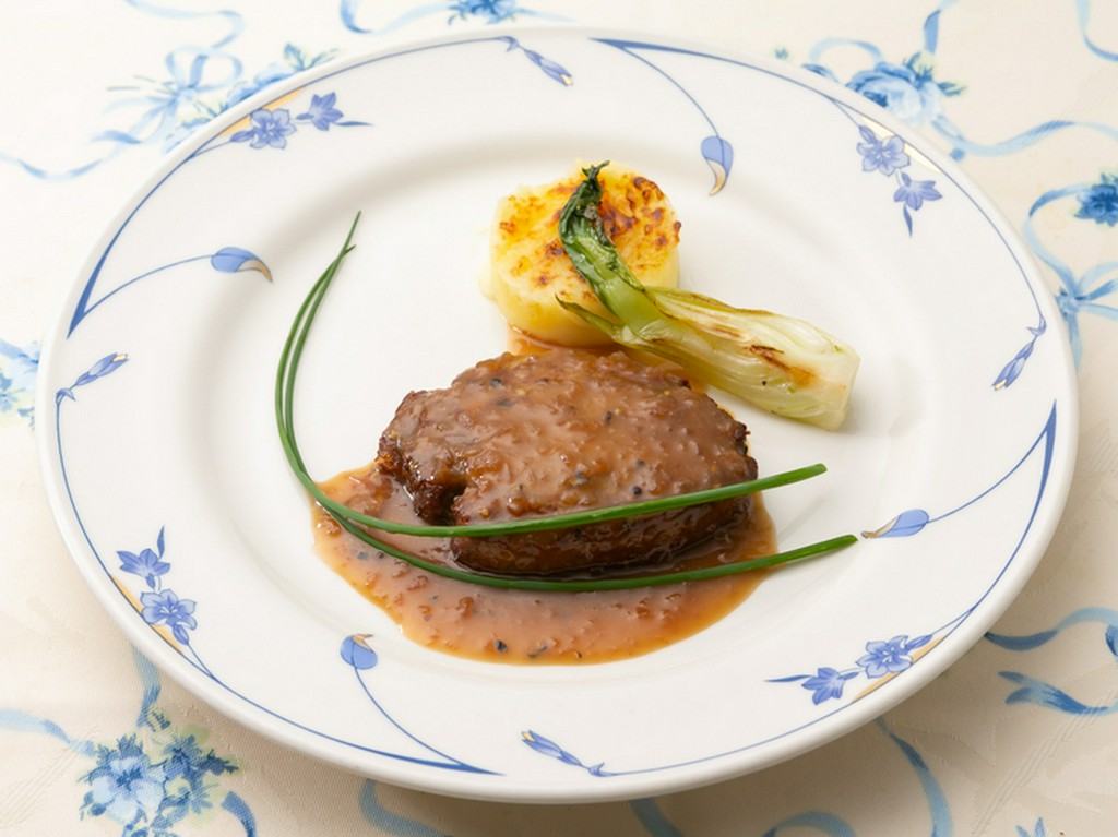 肉の旨みが強く、やわらかな肉質が特徴の『牛フィレステーキ』