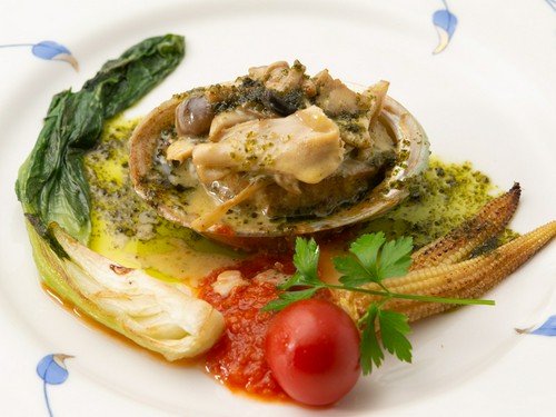 コースでは魚料理から変更することも可能な『アワビのステーキ』