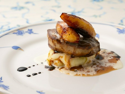 リンゴの酸味が効いたソースでいただく『フォアグラのポアレ』