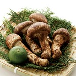 先付、前菜、松茸の土瓶蒸し、お造り盛合せ、松茸の天婦羅、煮物、松茸ご飯(赤だし、お新香付)、デザート